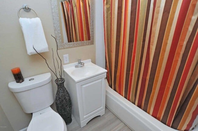 bathroom - 1222 E Lee St