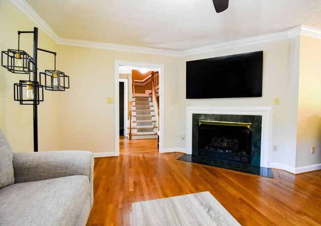 Building Photo - 2 Weeks Free Rent~4 Bedroom 2.5 Bathroom With A Large Deck and 2 Car Garage! Near Methodist Unive...