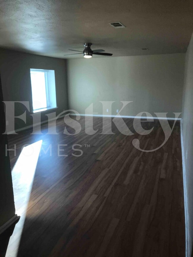 Building Photo - 701 E Mission St