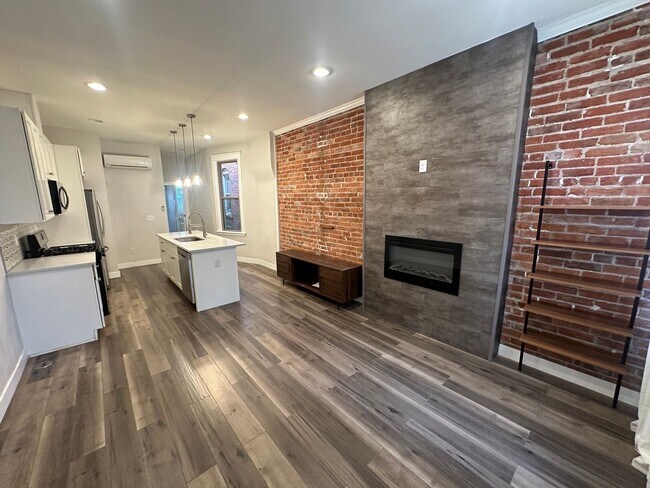 Building Photo - Beautiful Updated Rowhouse/townhome across...