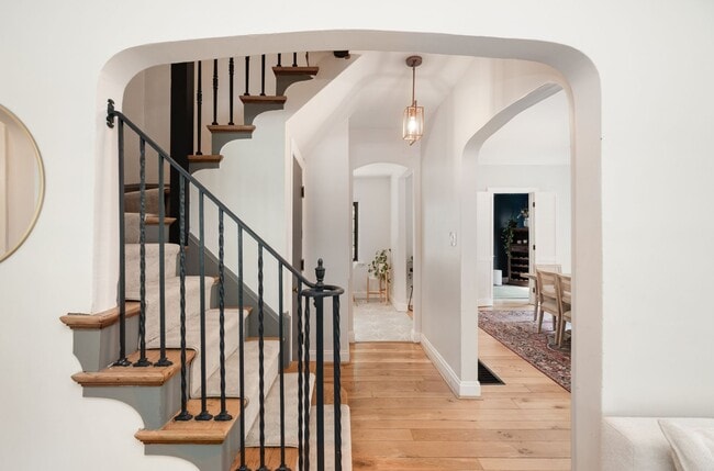 Foto del edificio - Modern Elegance Meets Mt. Lookout Charm – ...