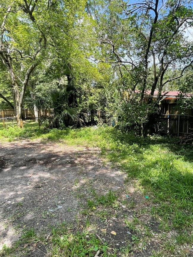 Building Photo - Fabulous 4 Bedroom 2 Bath!