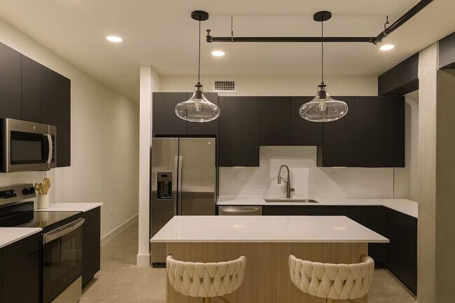 Building Photo - 15 W 6th St