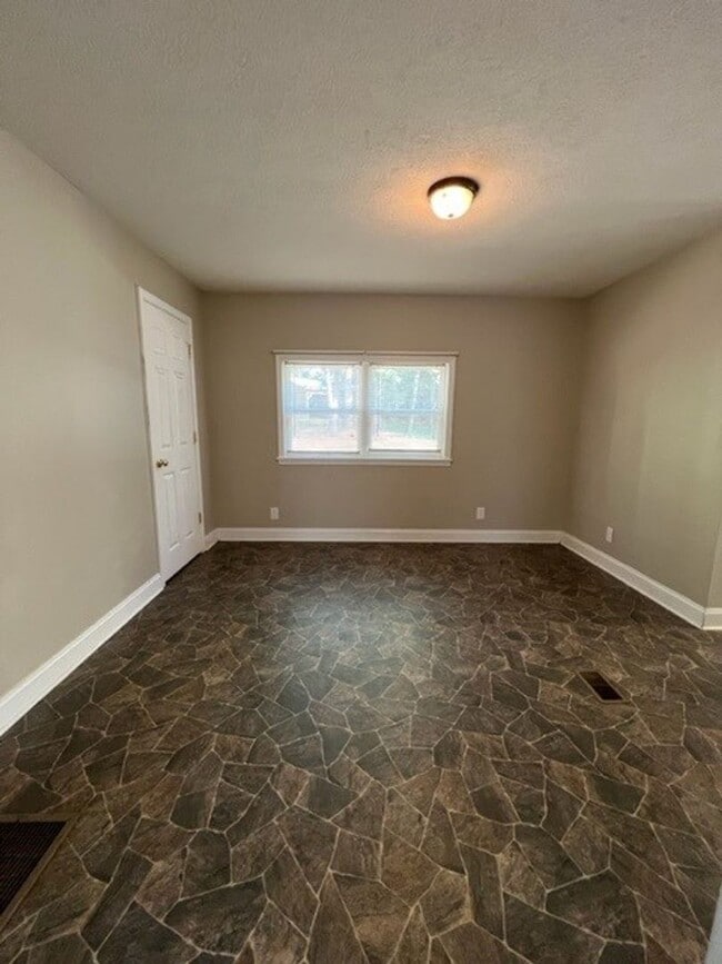 Building Photo - 3 Bedroom 2 Bath Home on 2 Acres