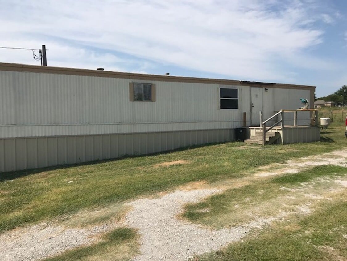 Primary Photo - 2 Bedroom and 2 Baths Home on Large Fenced...
