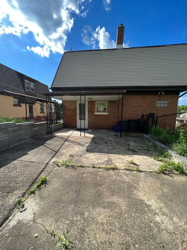 Building Photo - Updated 3 Bedroom Home in Castle Shannon