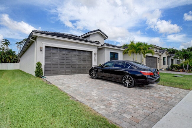 Building Photo - 7461 Moonrise Dr