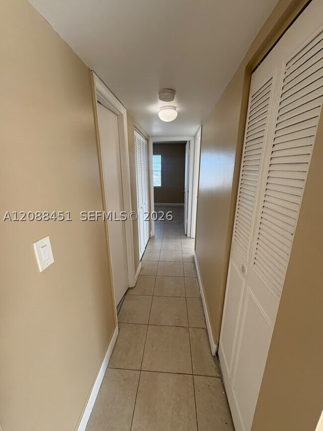 Foto del edificio - 488 NW 165th St