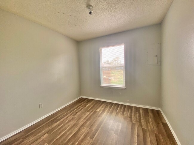 Building Photo - 3 bed 1.5 bath now available