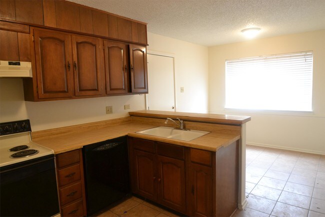 Building Photo - 622 Chauncey Dr