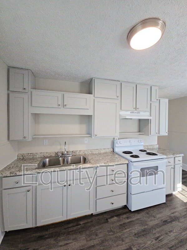 Building Photo - 128 N River St