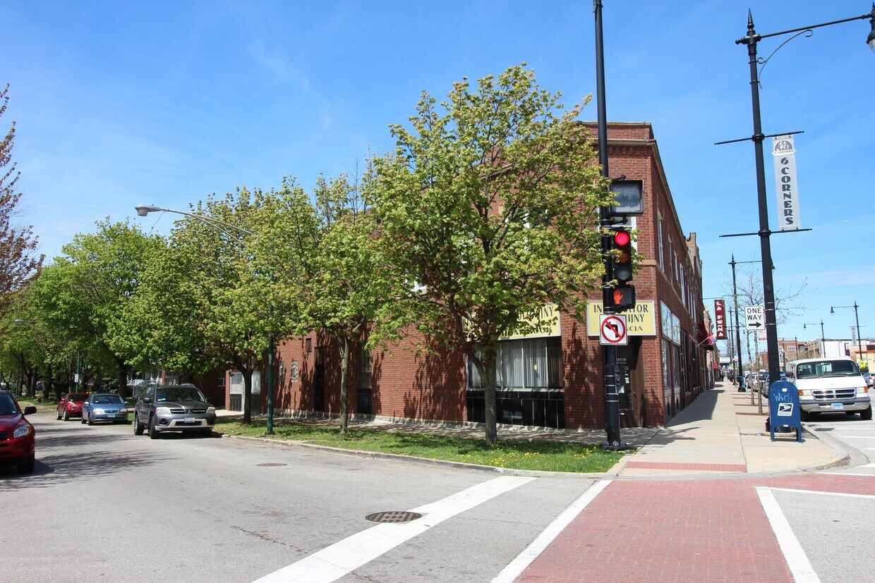 Primary Photo - 4948 W Berteau Ave