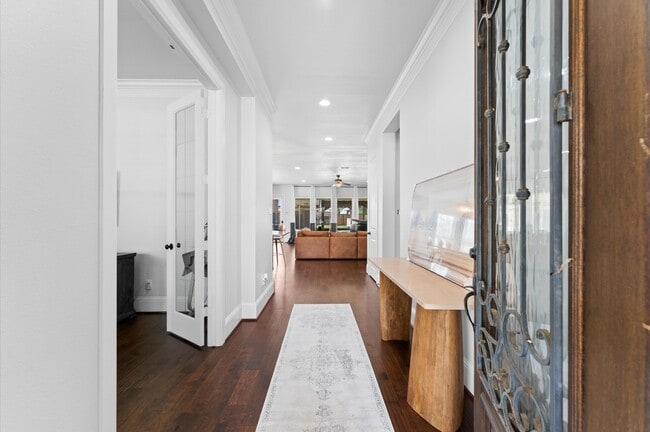 Building Photo - 10110 Da Vinci Ct
