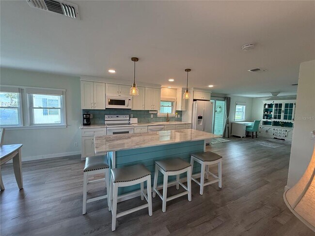 Building Photo - 637 Los Altos