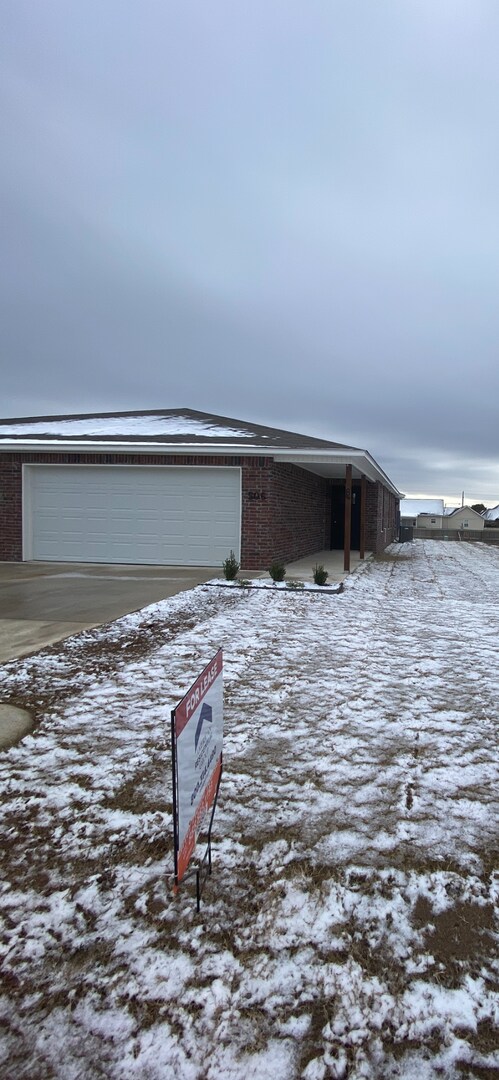 Building Photo - *Half Off First Month's Rent!* Three Bedroom | Two Bathroom Duplex in Lawlis Ranch