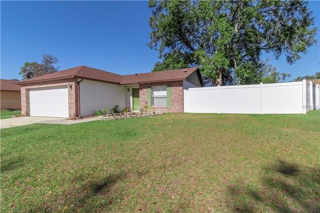 Foto del edificio - Freshly Painted 3/2 with Fenced Yard & Fireplace!