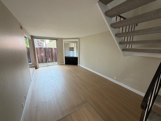 Foto del edificio - 2 BED 1.5 BATH CONDO IN WALNUT CREEK
