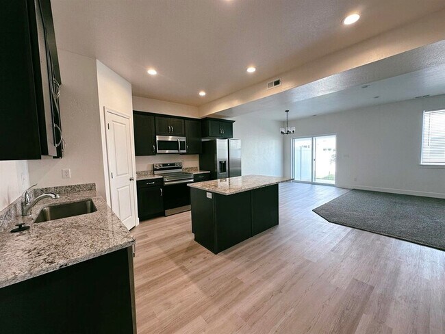 Foto del edificio - 250 1200 S