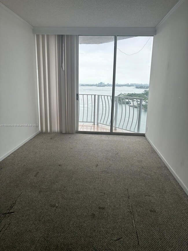 Foto del edificio - 7601 E Treasure Dr