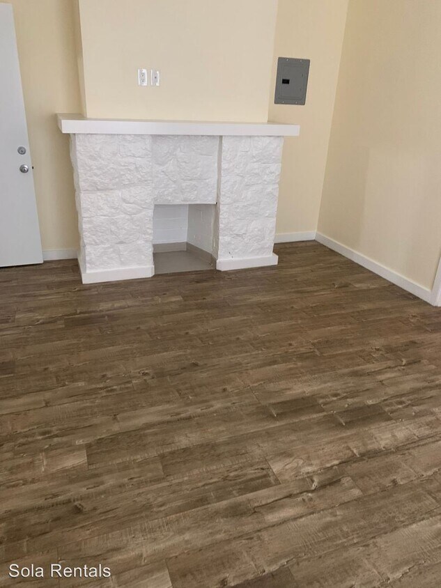 Foto principal - 327 W 45th St
