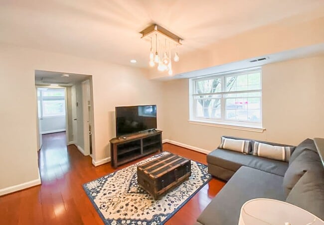 Building Photo - Tastefully Renovated 2 Bedroom 1 Bathroom ...
