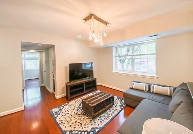 Foto del edificio - Tastefully Renovated 2 Bedroom 1 Bathroom ...