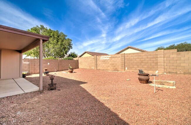 Building Photo - Charming Single Level 3 Bedroom + 2 Bathro...
