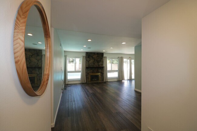 Foto del edificio - Beautiful 3/bedroom home in Canyon Country !