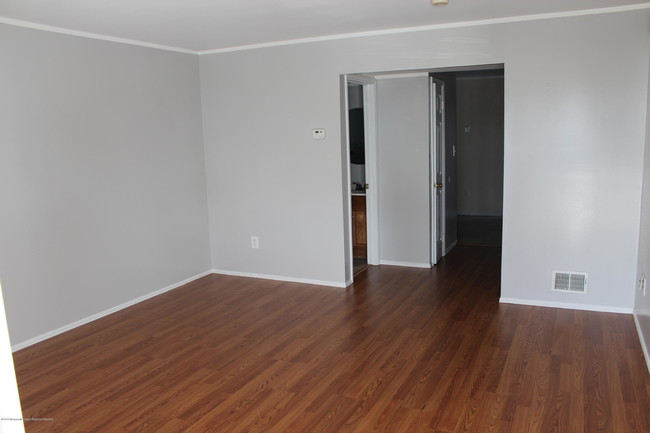 Building Photo - 82 Cliffwood Ave W