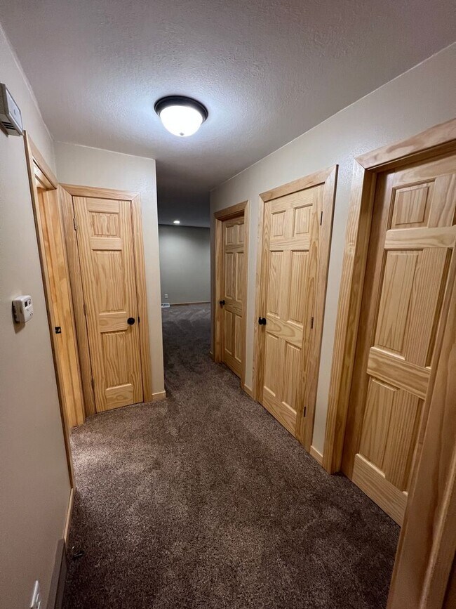 Building Photo - Nicely updated 2 bedroom!