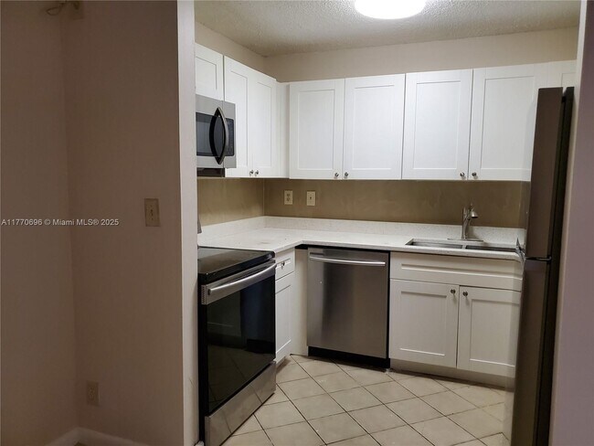 Building Photo - 2661 Riverside Dr