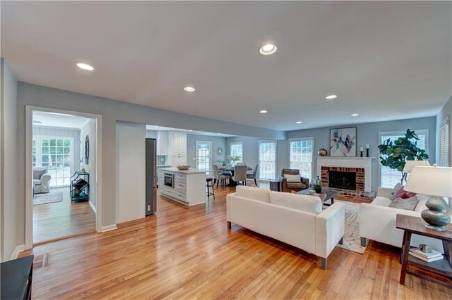 Building Photo - 4540 Club Valley Dr NE