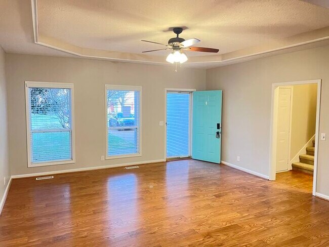 Building Photo - Northwoods home in White House with 2 car ...
