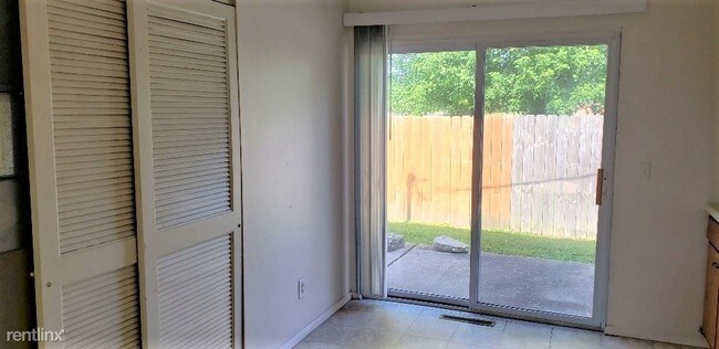 Building Photo - 2 br, 1 bath Apartment - 207 Van Nest St