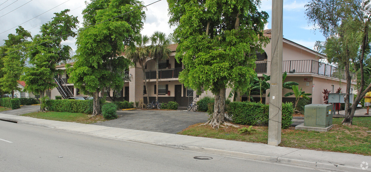 Building Photo - 3890 Riverside Dr
