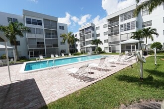 Building Photo - 3000 Sunrise Lakes Blvd