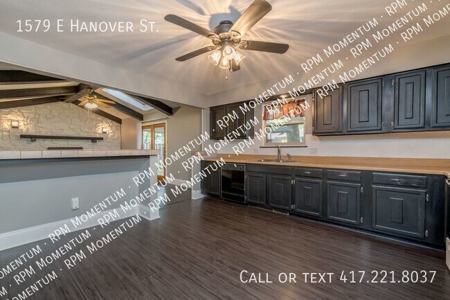 Building Photo - Spacious 3Bed/2Bath Home