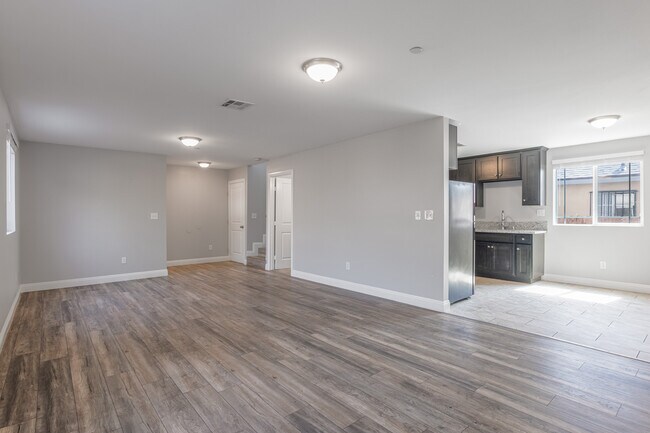 Building Photo - 154 E 84th Pl