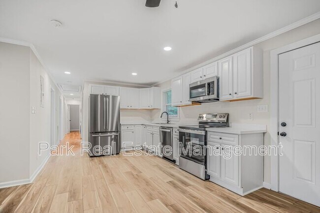 Building Photo - 221 Howell St