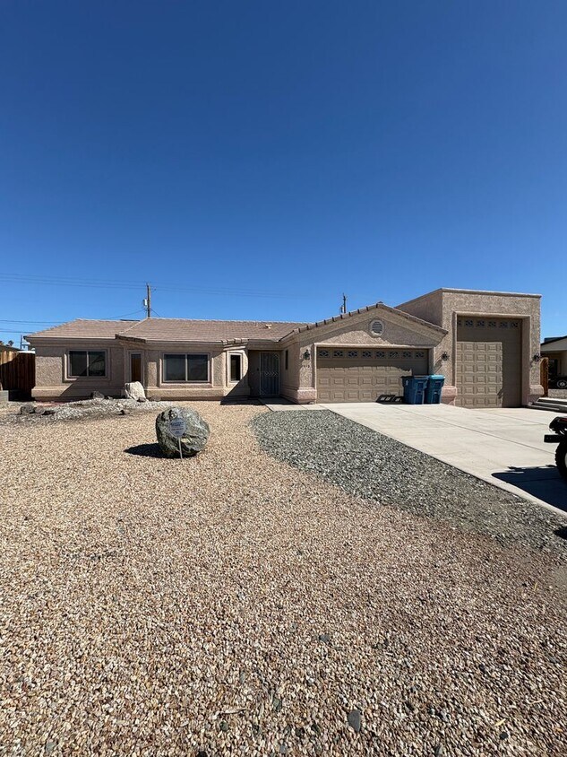 Primary Photo - RV Pool Home!