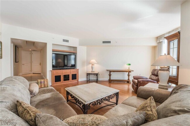 Building Photo - 2747 Paradise Rd