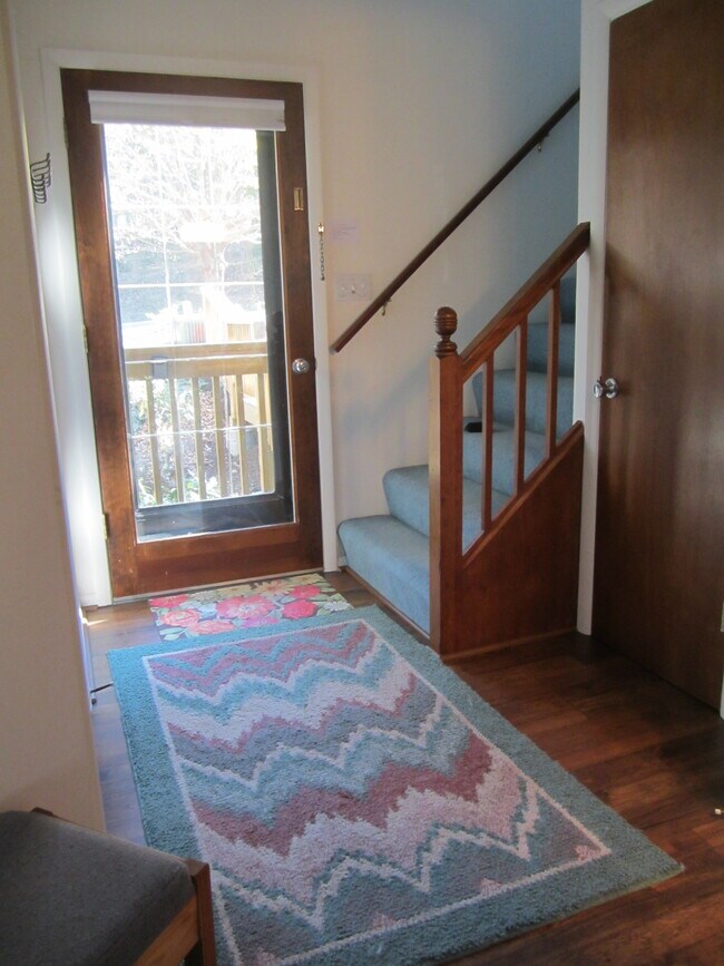 Entry Way - 789 Laurelwood