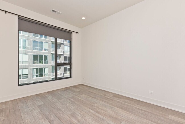 Building Photo - 861 N Larrabee St