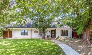 Building Photo - 9805 Estate Ln