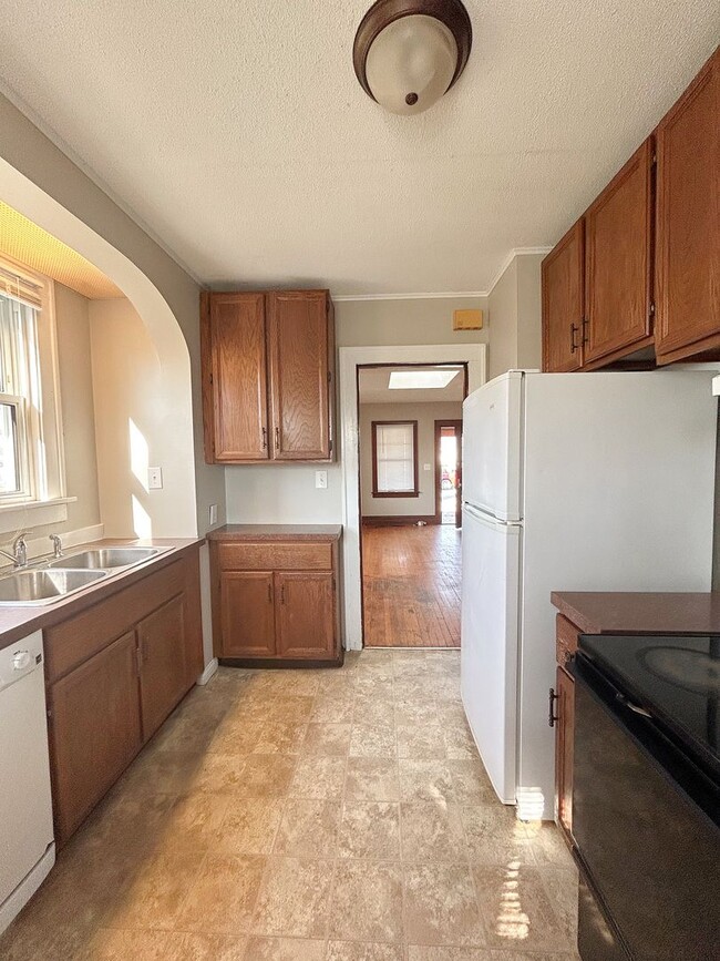 Building Photo - 2 Bedroom House