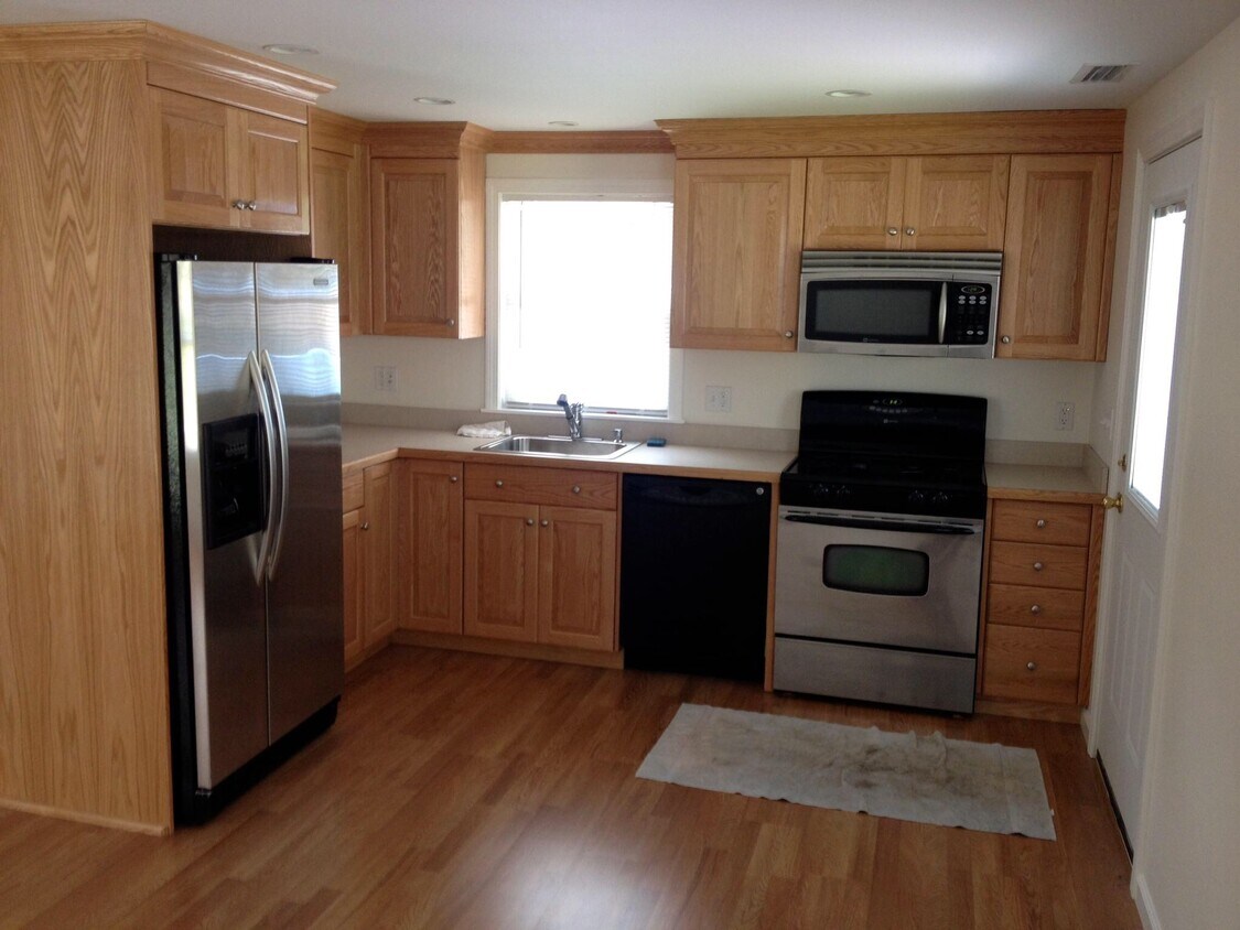 Primary Photo - 104 Waterview Dr