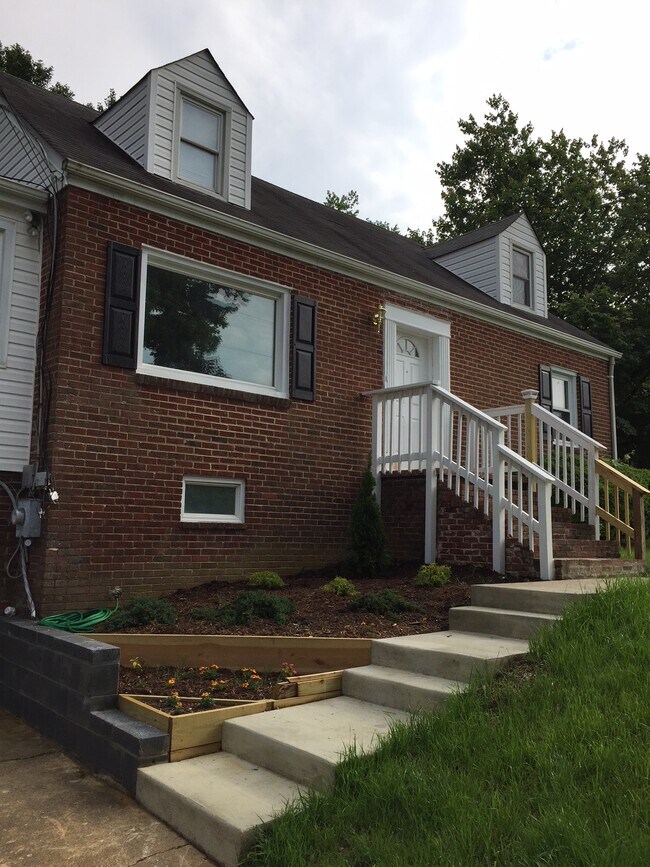 Front garden, easy walk way to your vehicle - 705 Wicomico St