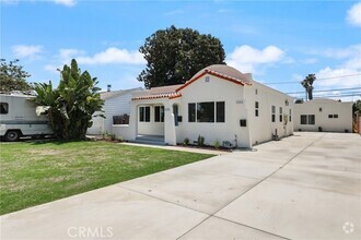 Building Photo - 11210 Oak St