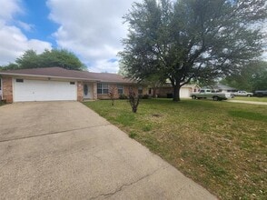Building Photo - 206 Hackberry Dr