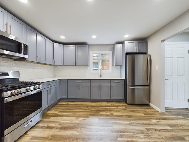 Building Photo - 10 E View Ct